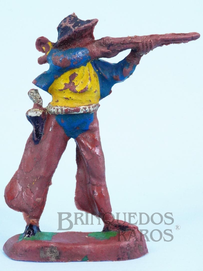 Brinquedos Antigos - Casablanca e Gulliver - Cowboy de pé atirando com rifle de plástico marrom pintado Casablanca Década de 1960
